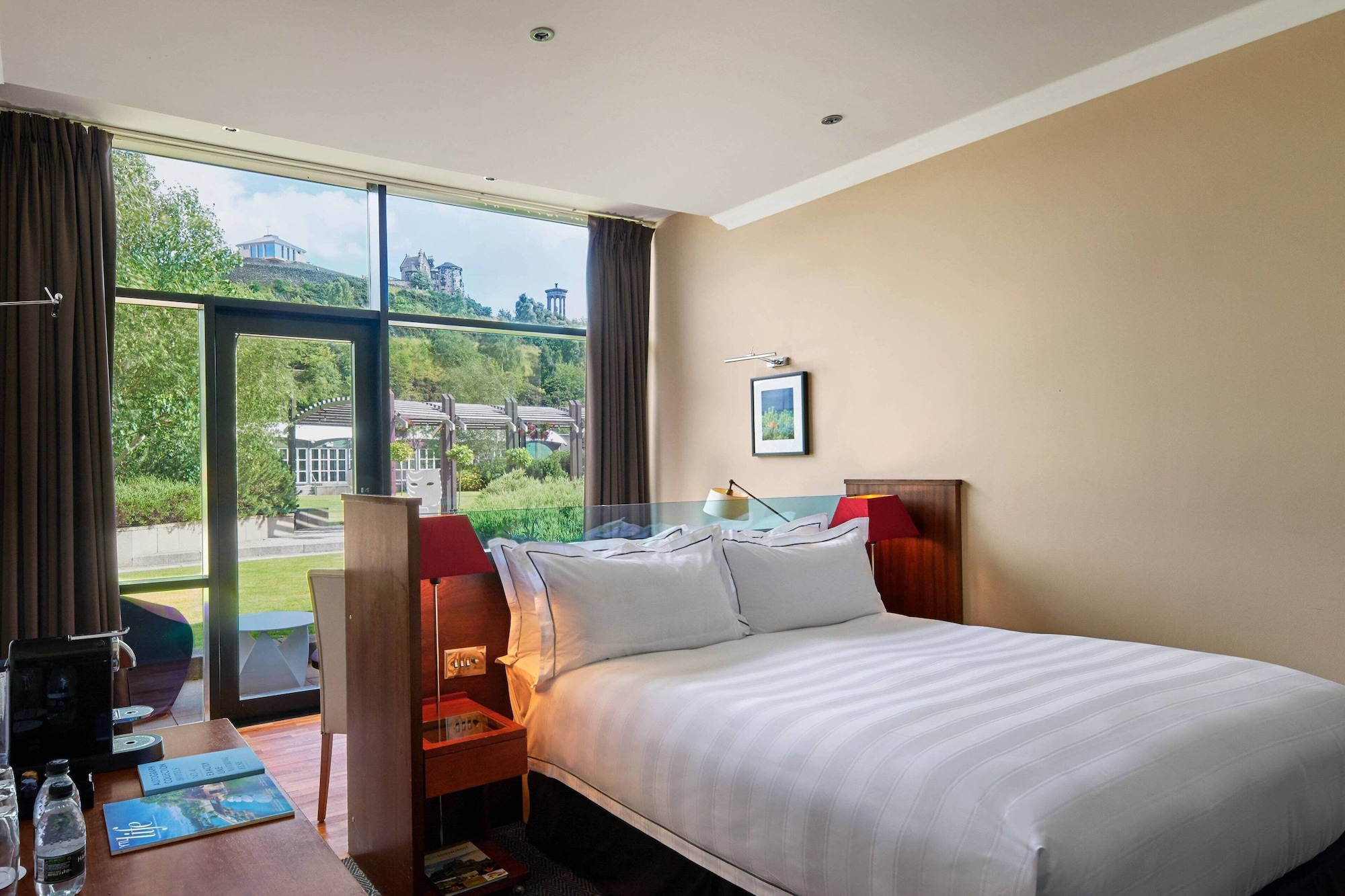 ROOM, KING BED, HILL VIEW