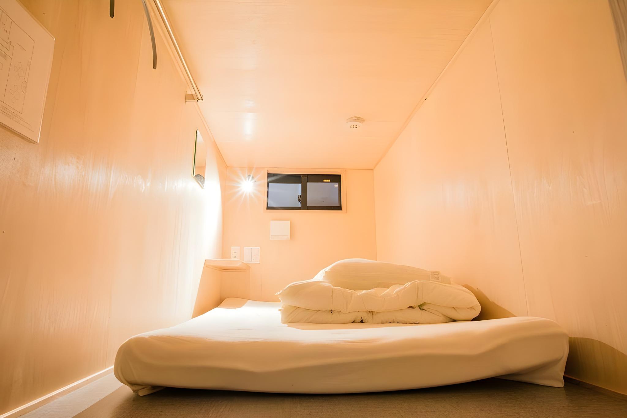 Mixed Dorm, 8 People