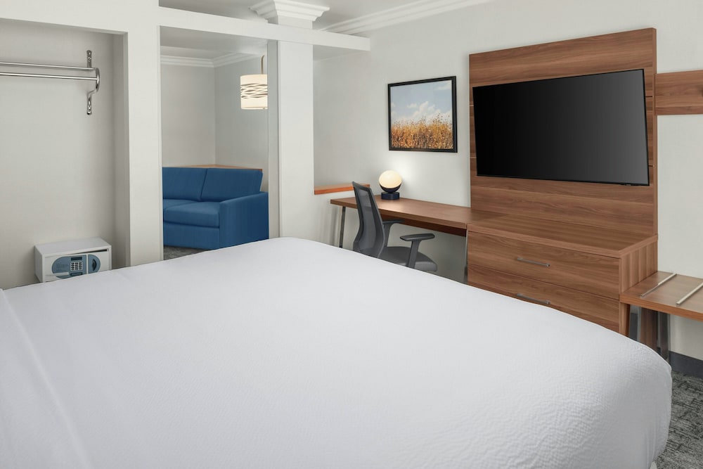 Holiday Inn Express Suites Rancho Cucamonga 9/57