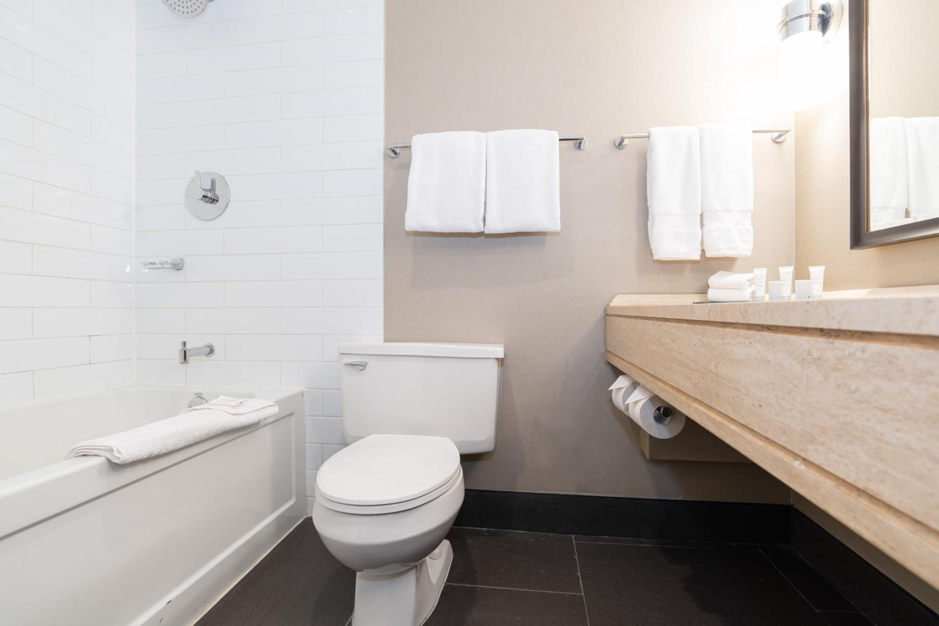 غرفة قياسية بسرير كينج وسريرين كوين، Sandman Signature Edmonton Downtown Hotel 4/5