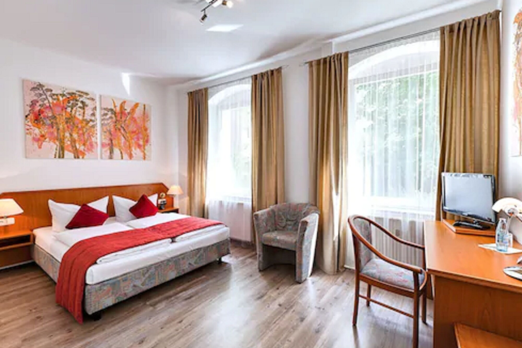 ROOM, DOUBLE BED
