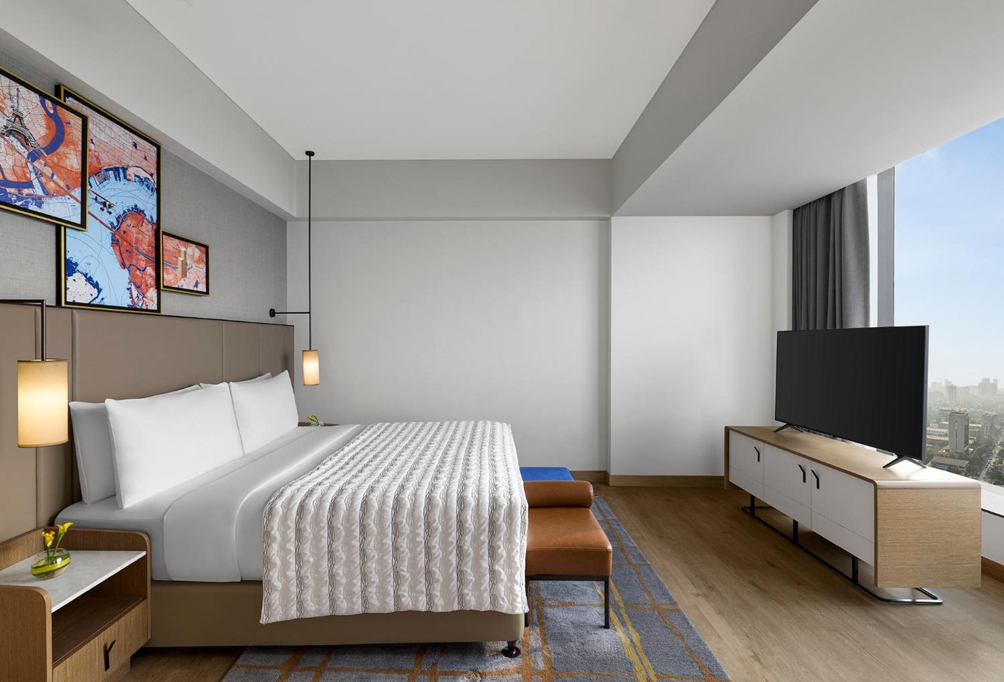 1 Bedroom, Luxury, Suite, King Bed, Skyline View, Balcony, Club Lounge Access, Large