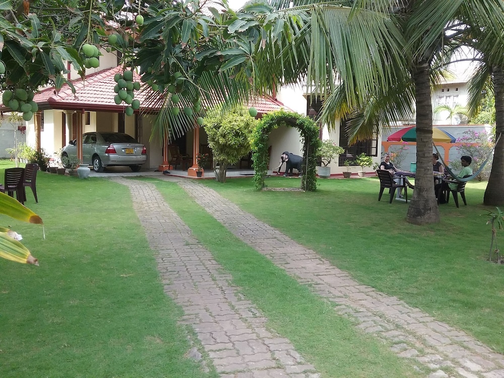 Sugandi Inn 28/40