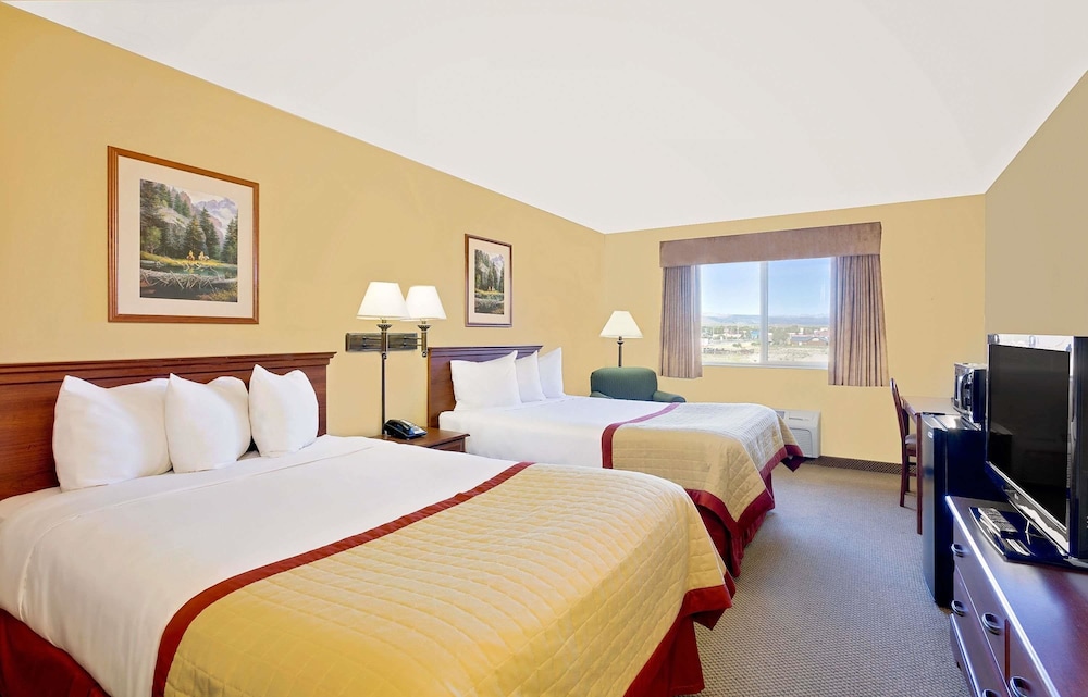 Pinedale Hotel & Suites 13/50