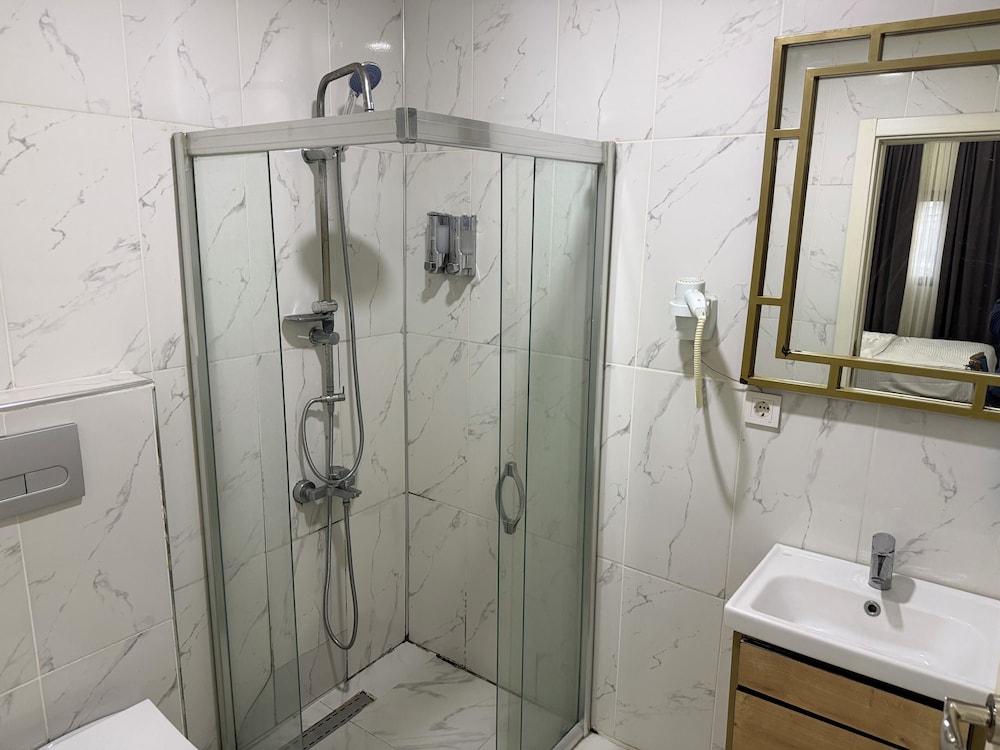 Lily Airport Otel 39/45