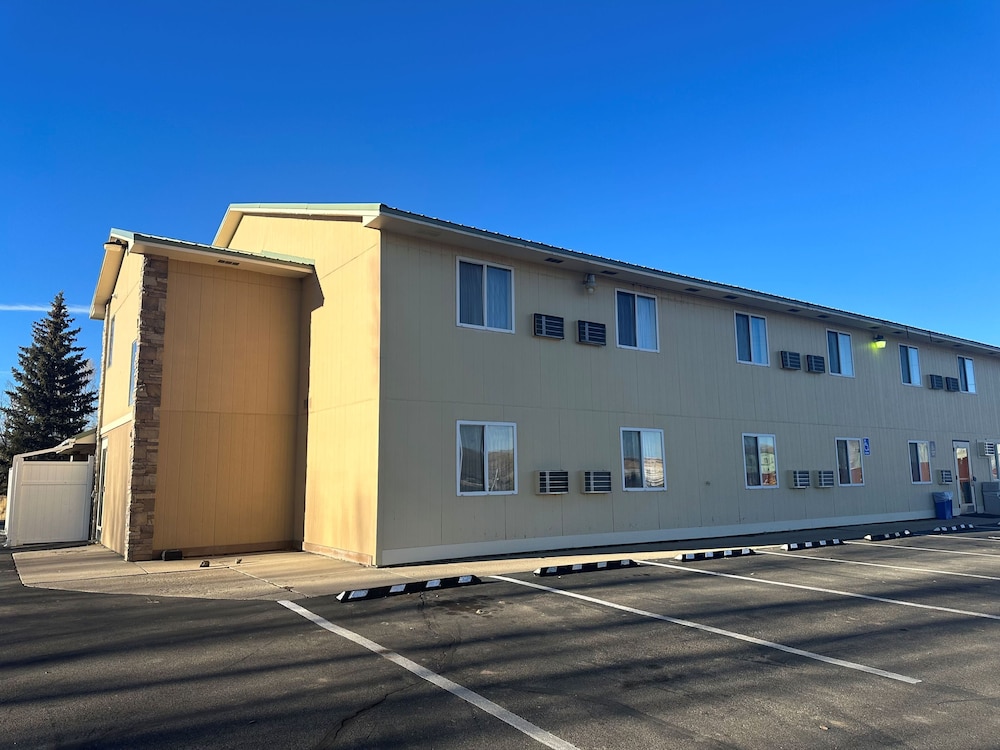 Days Inn & Suites by Wyndham Gunnison 35/46