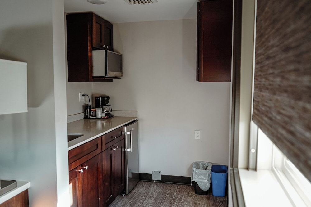 Homestead Inn & Suites 42/44