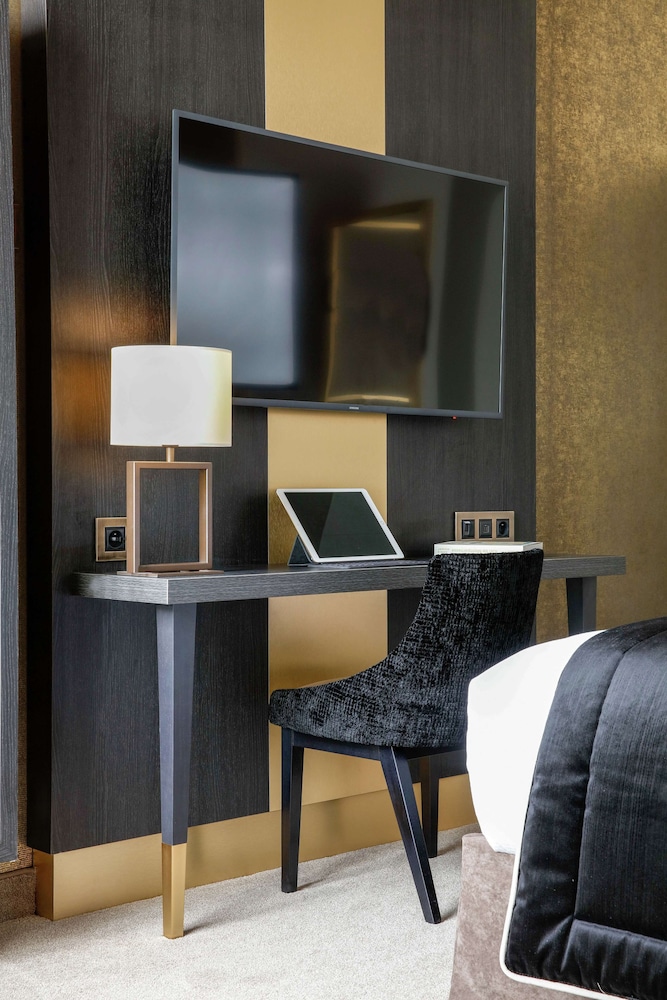 Niepce Paris Curio Collection By Hilton 38/39