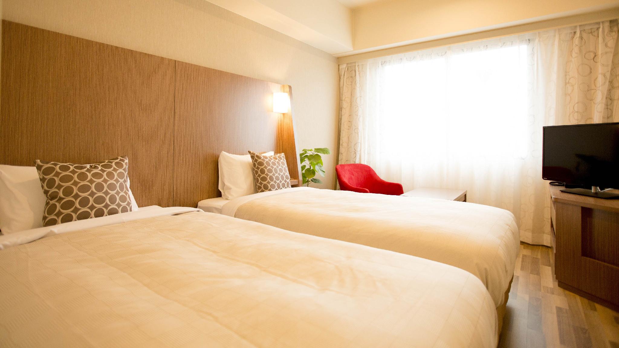 غرفة قياسية بسريرين منفصلين بحوض استحمام