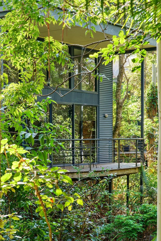 PETHERS RAINFOREST RETREAT 47/50