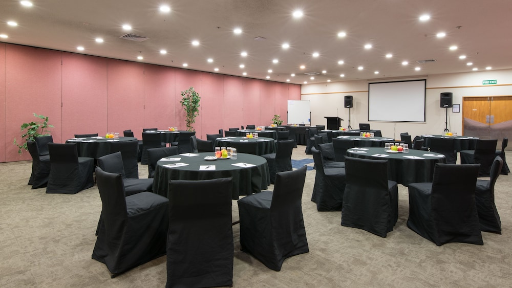 Distinction Hamilton Hotel Conference Centre 41/50