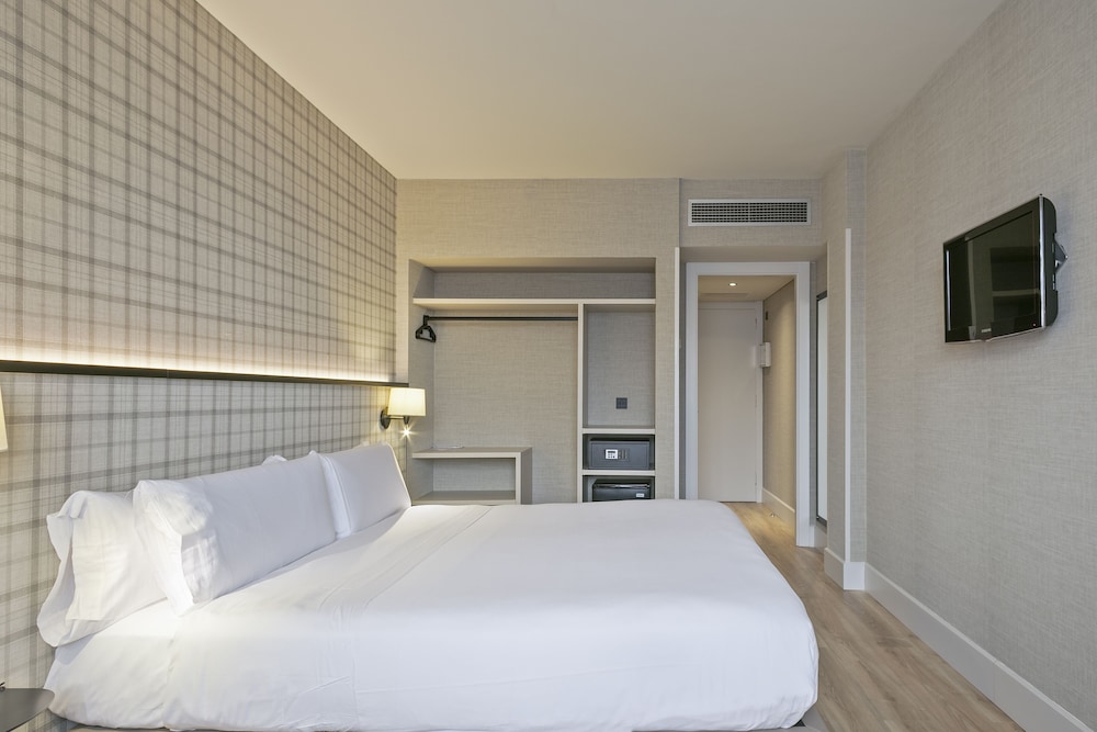 SUPERIOR, QUEEN BED