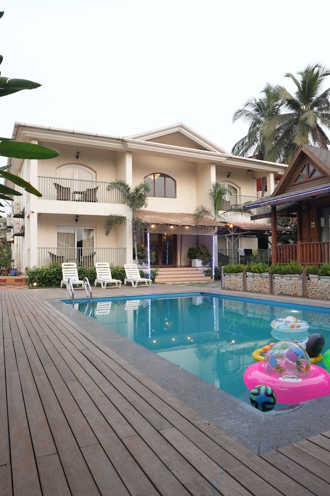 Foxoso Aaristo Baga Beach Resort 4/48