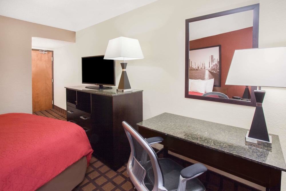 Super 8 By Wyndham Chicago IL 13/25