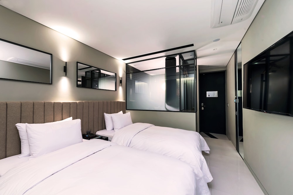 HOTEL THE DESIGNERS DDP 19/53
