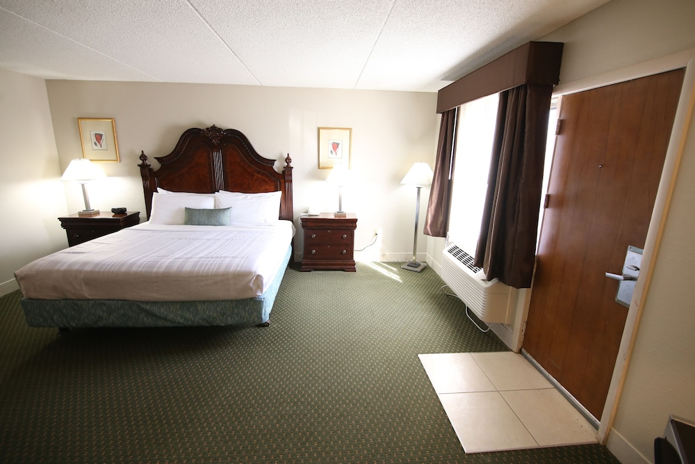 Baymont Inn and Suites by Wyndham Farmington, MO 15/62