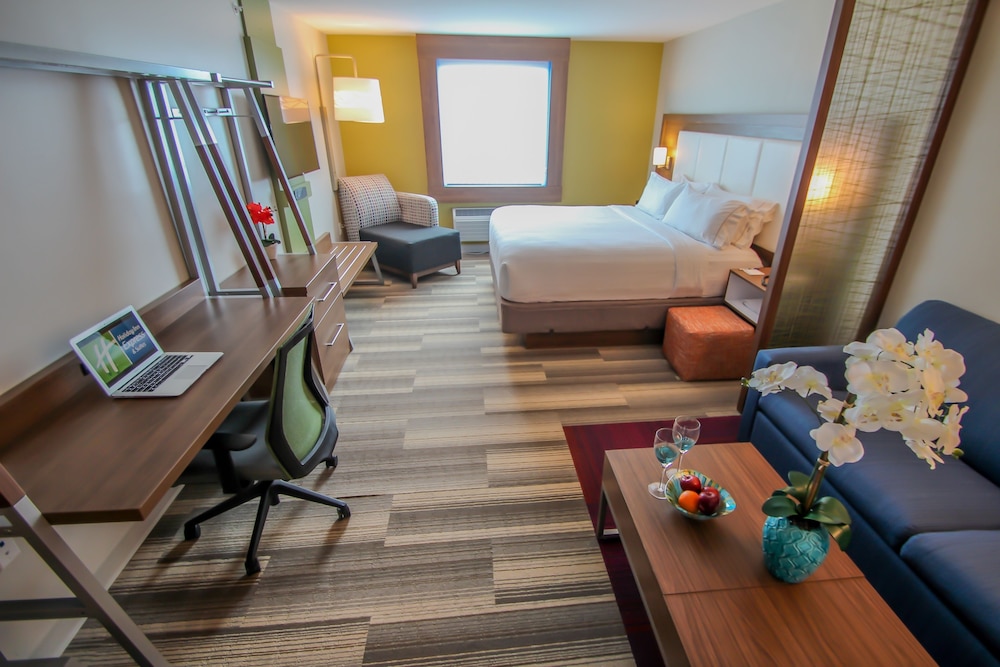 Holiday Inn Express & Suites Miami Airport East 32/69