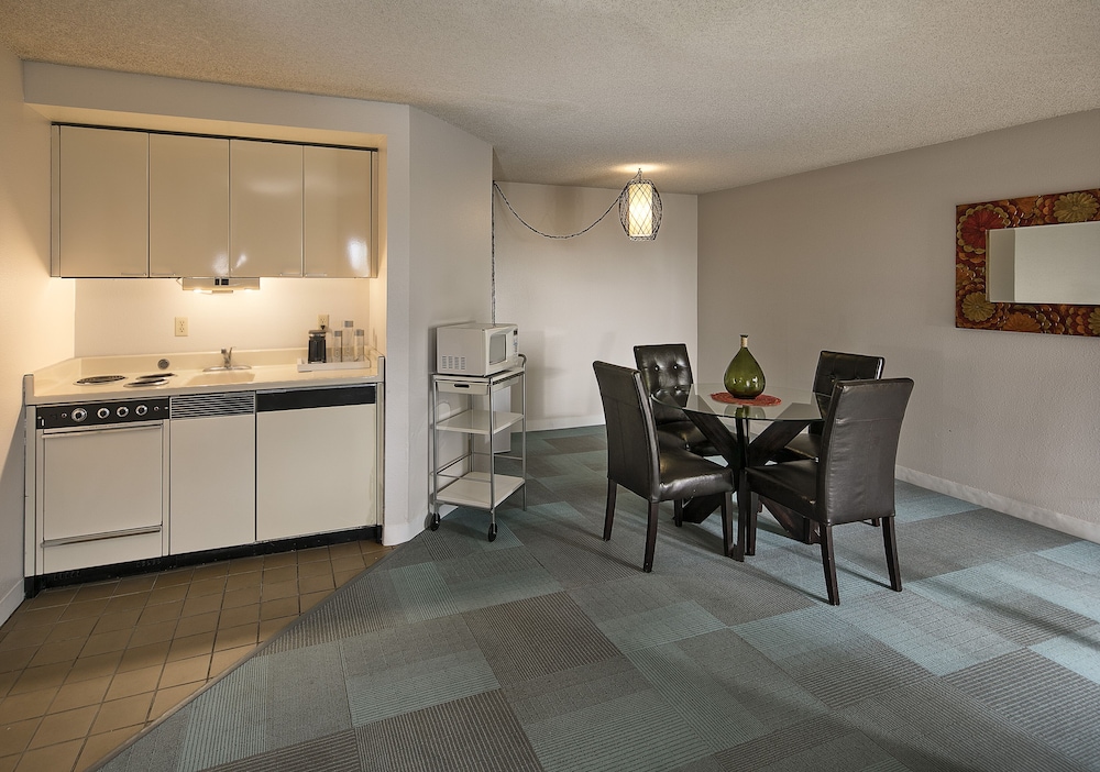 La Jolla Cove Suites 58/65