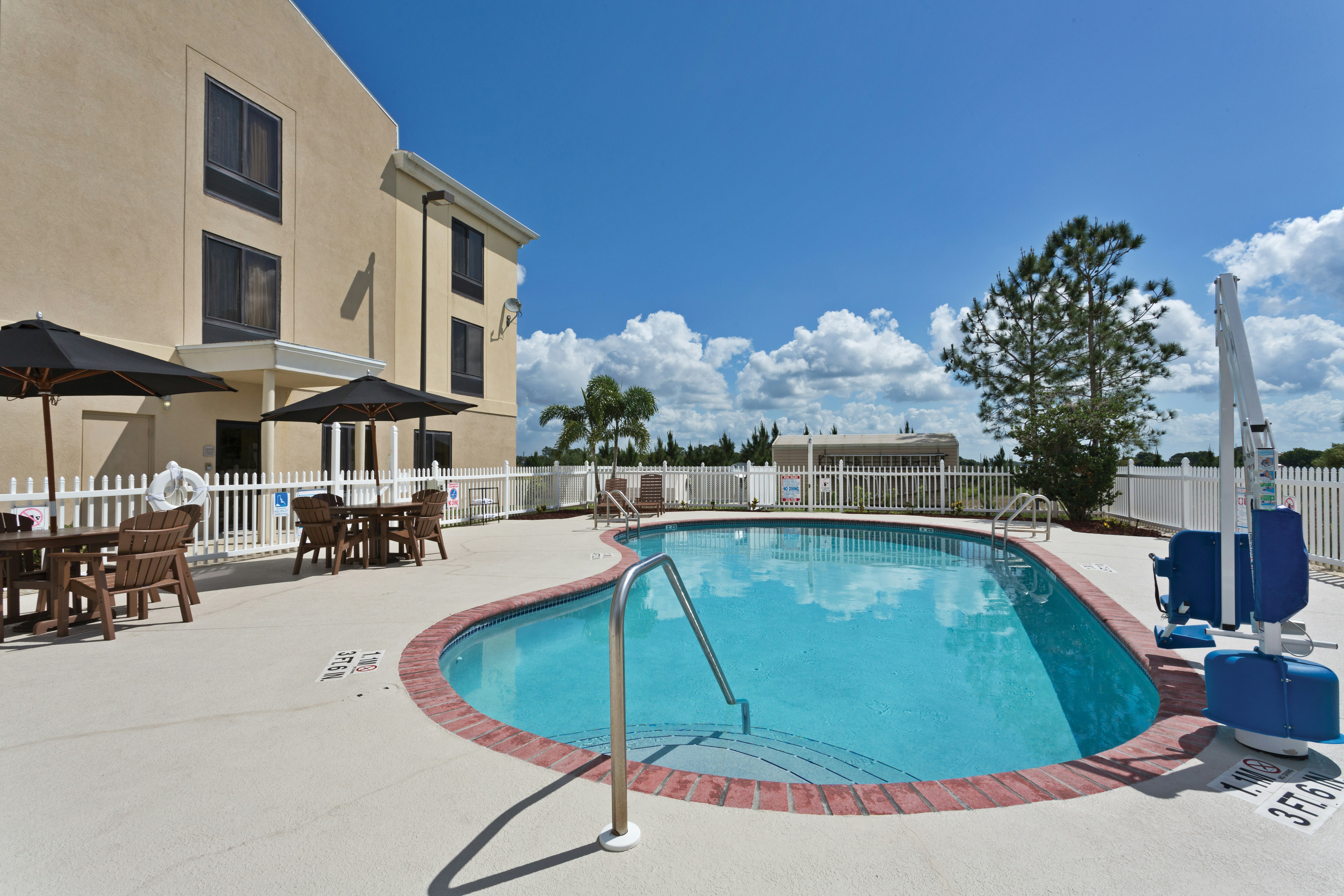 Holiday Inn Express Hotel & Suites Sebring 68/73