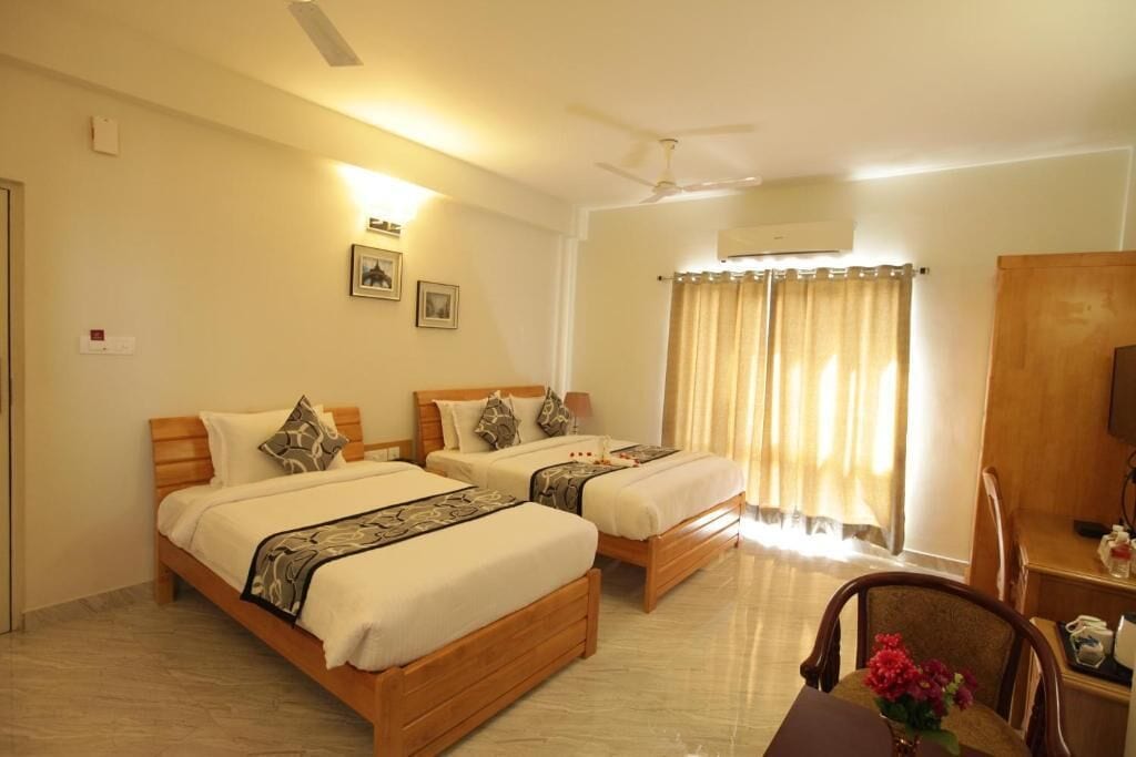 ROOM, TRIPLE, KING BED