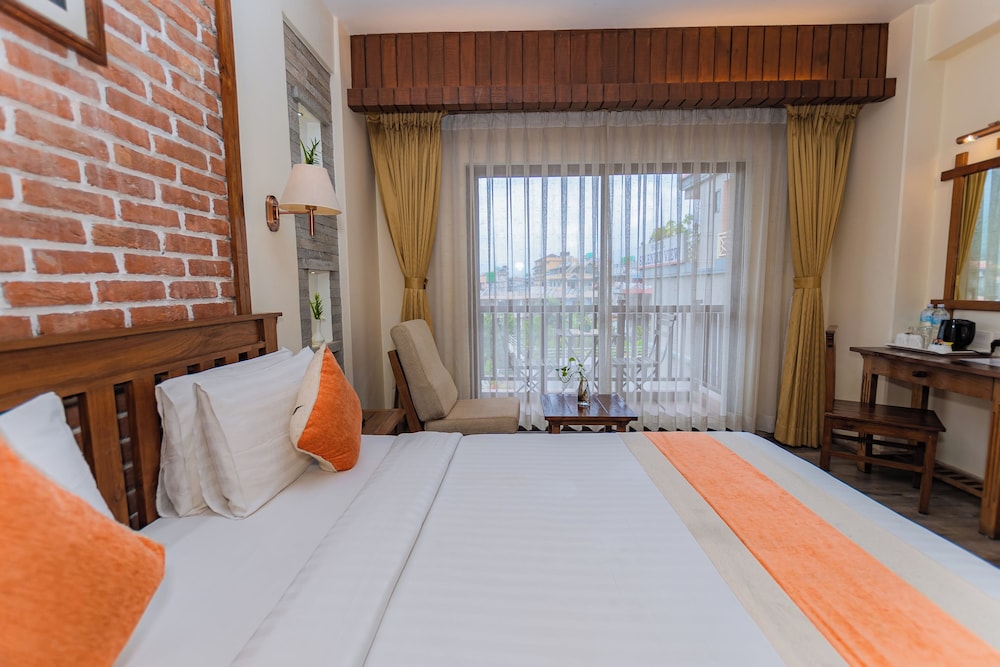 DELUXE, KING BED
