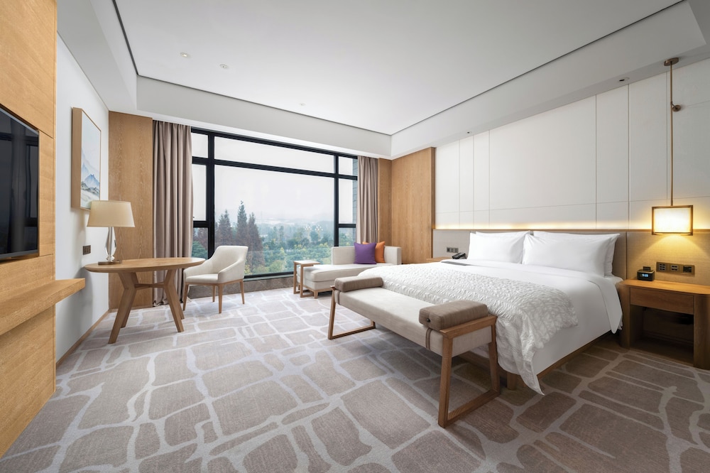 Chic, King Bed, Mountain View