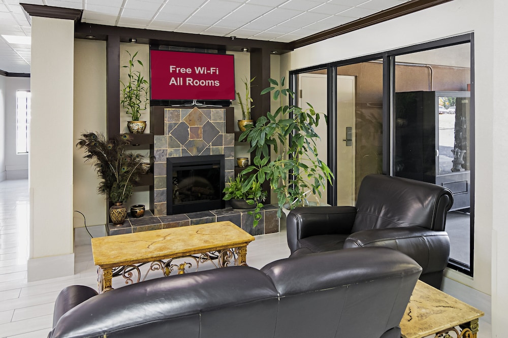 Red Roof Inn & Suites Fayetteville - Fort Bragg 18/27