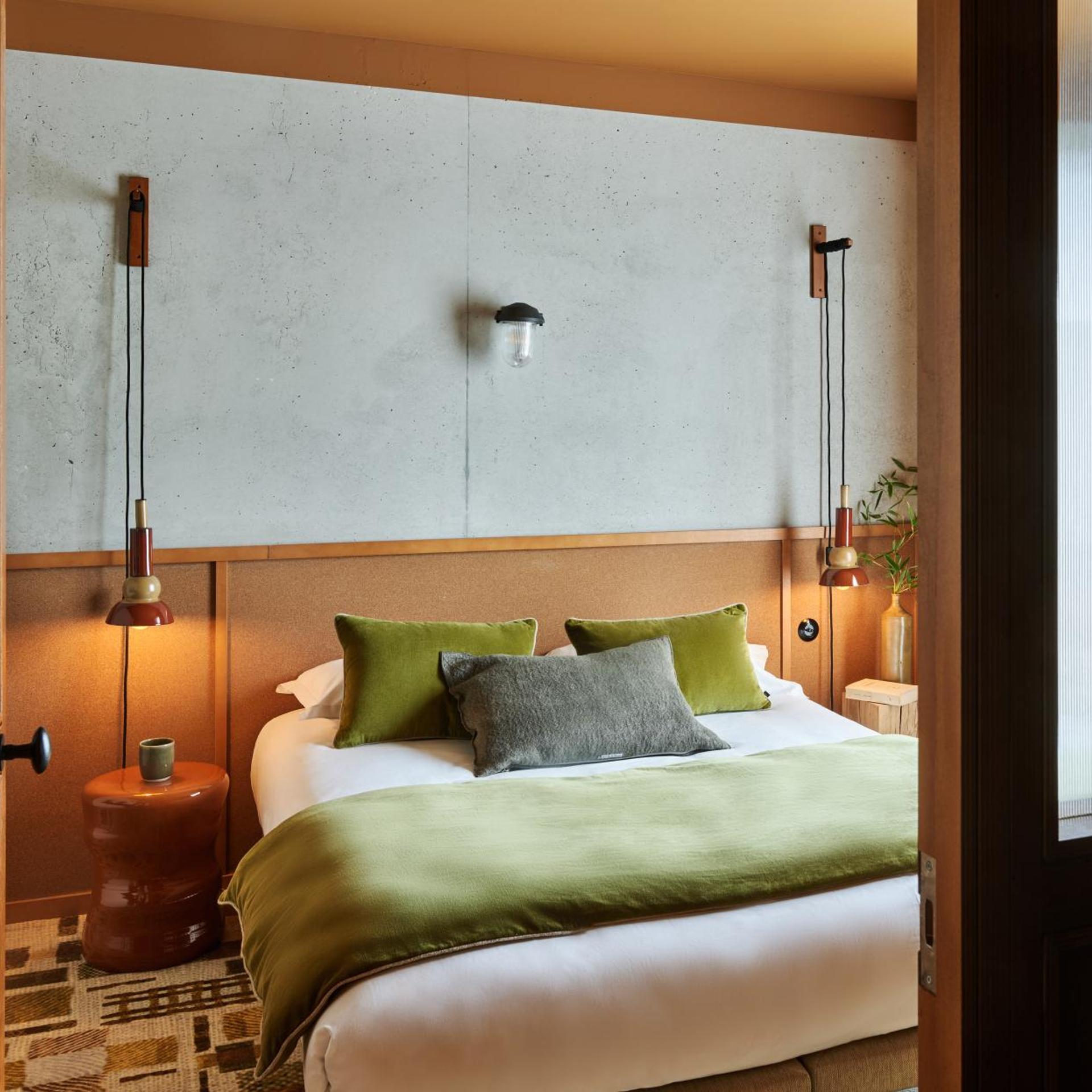 غرفة بسرير مزدوج