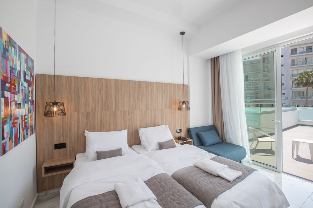 STANDARD, DOUBLE OR TWIN BED, PARTIAL SEA VIEW