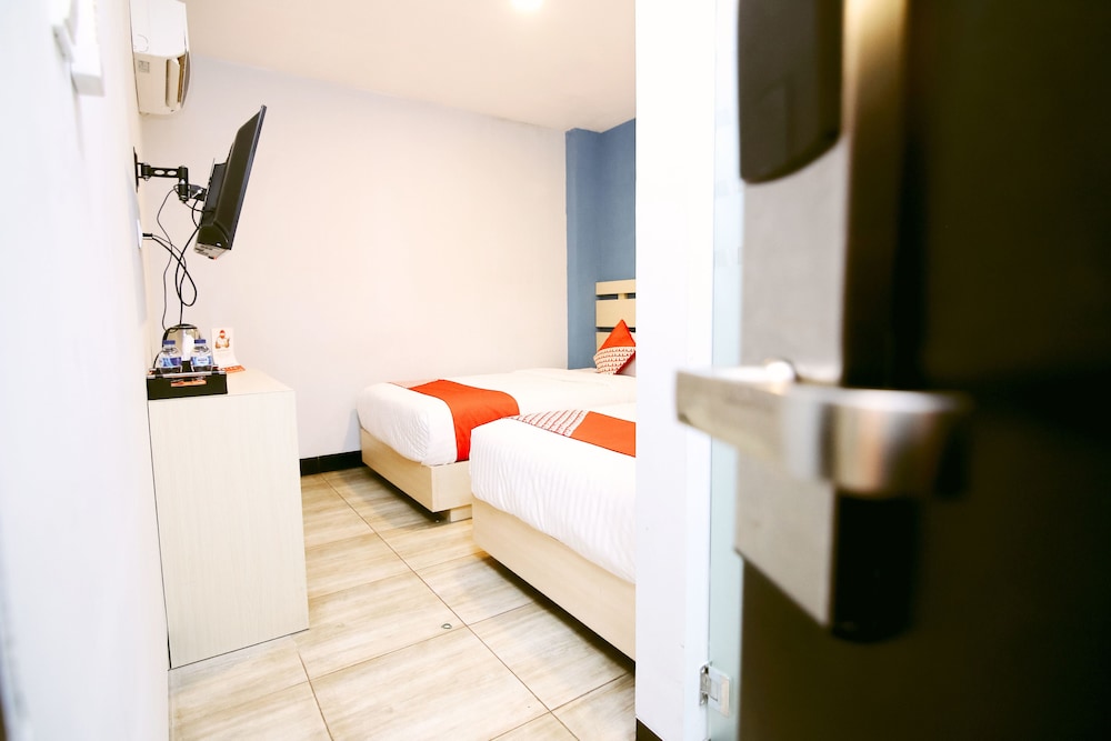 Oyo 592 Budget Hotel By The Harbour 17/28