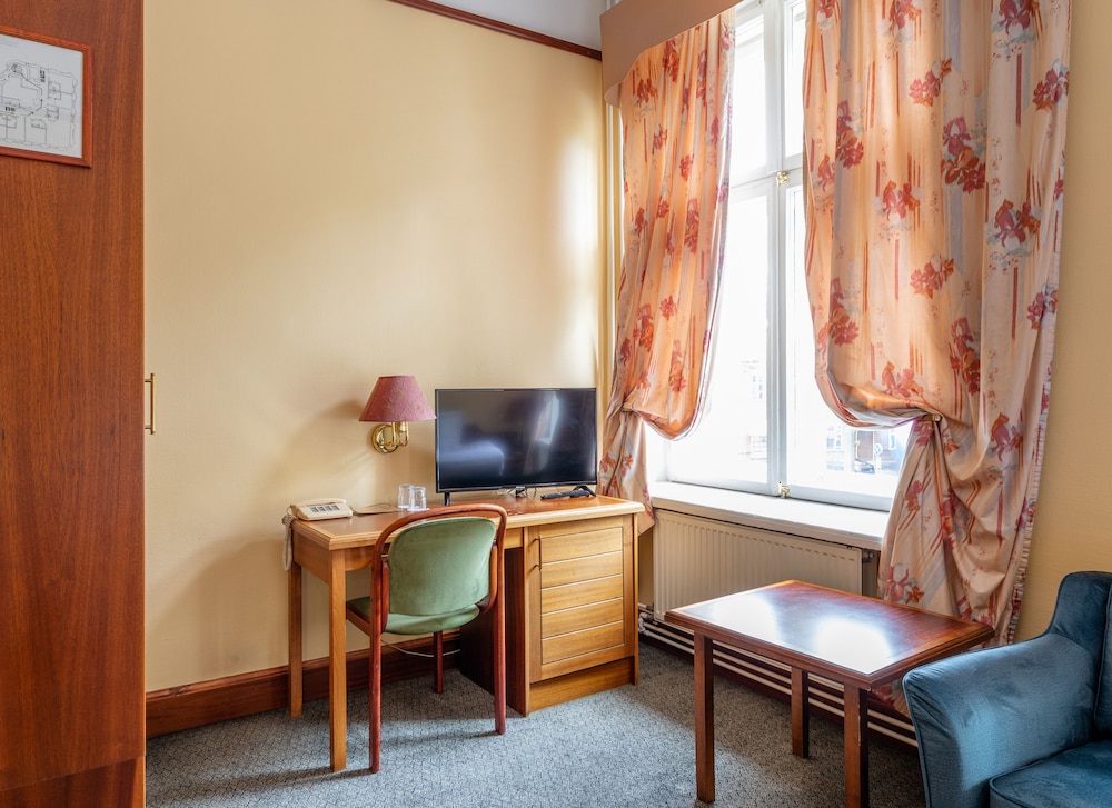 Victoria Hotel 40/49