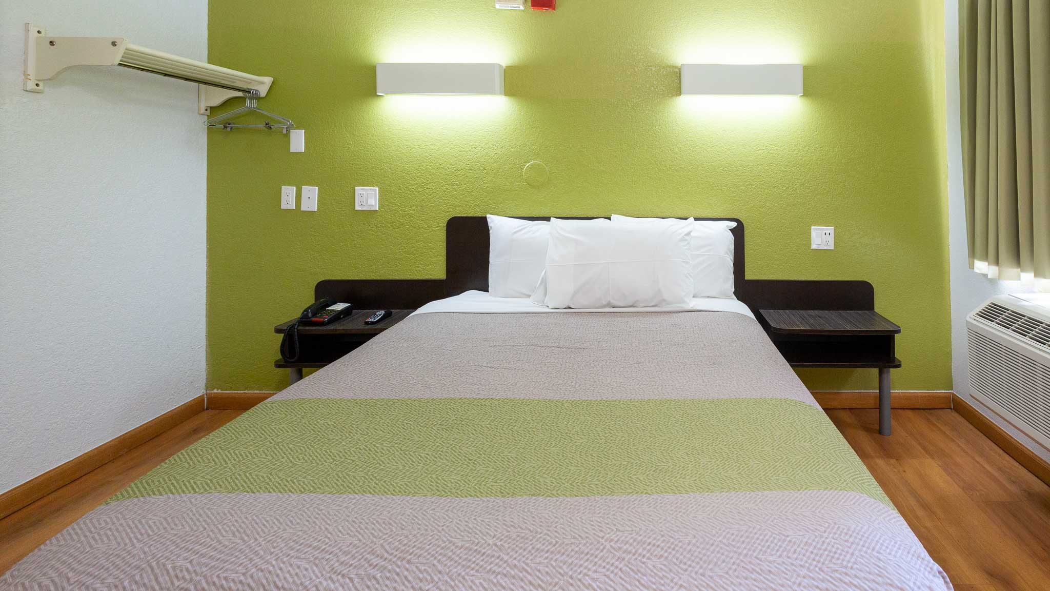 1 Full Bed - Mobility Access Tub, Nsmk، Motel6 Camp Springs, DC - South Camp Springs 6/7