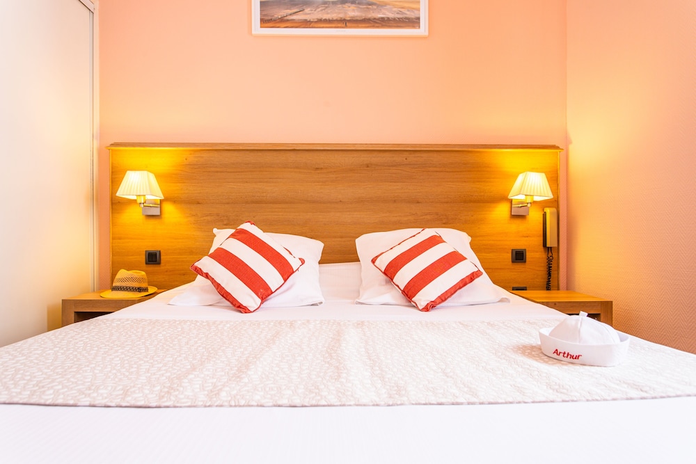 Hotel Du Port 7/50
