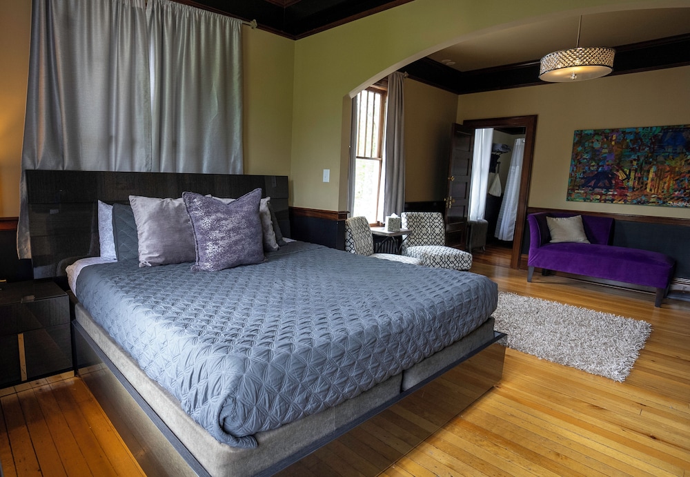 Travelers, Suite, King Bed, North Wing