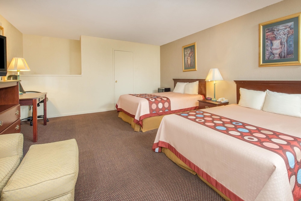 Super 8 By Wyndham Centerville-Richmond 13/21
