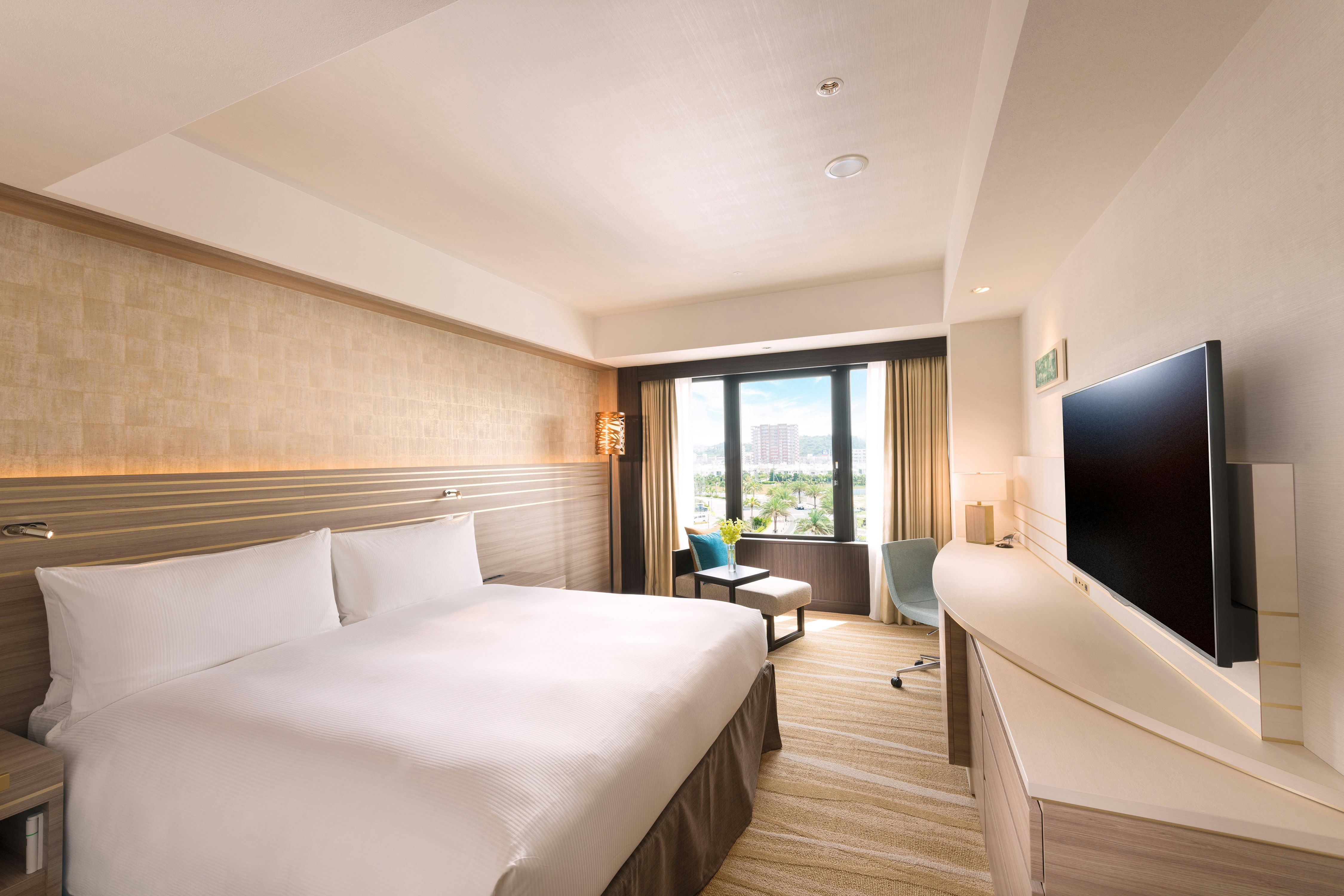 GUEST ROOM, KING BED, CITY VIEW
