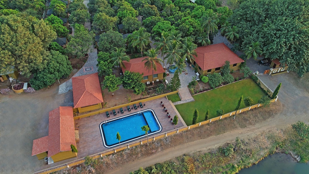 Gir Lion Safari Camp 32/36