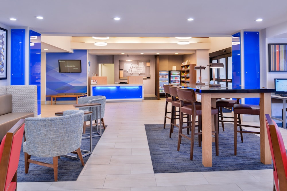 Holiday Inn Express Hotel & Suites Selma 28/36