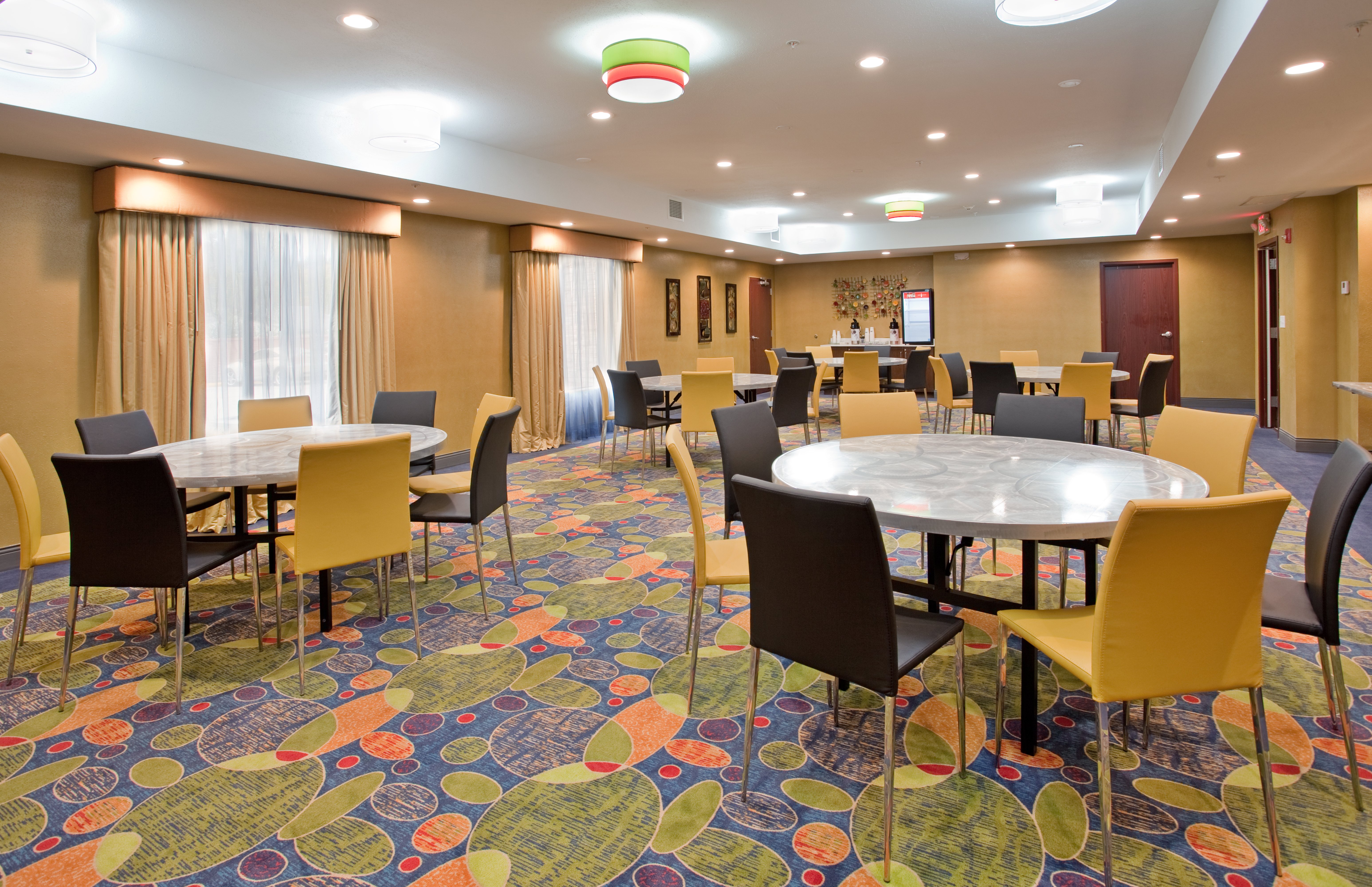 Holiday Inn Express Suites St Louis Airport 37/58