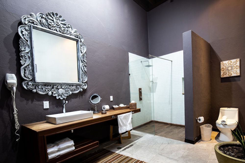 Meson de Santa Rosa Luxury Hotel 68/70