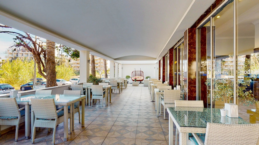 MODA BEACH HOTEL 38/57