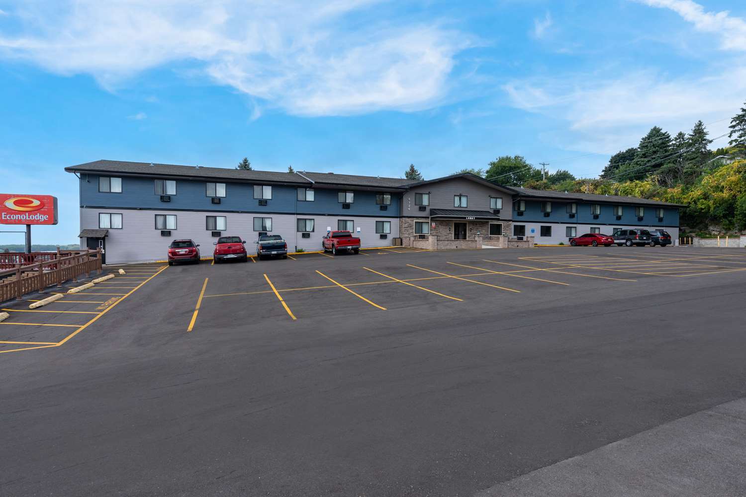 Econo Lodge Madison East 21/24