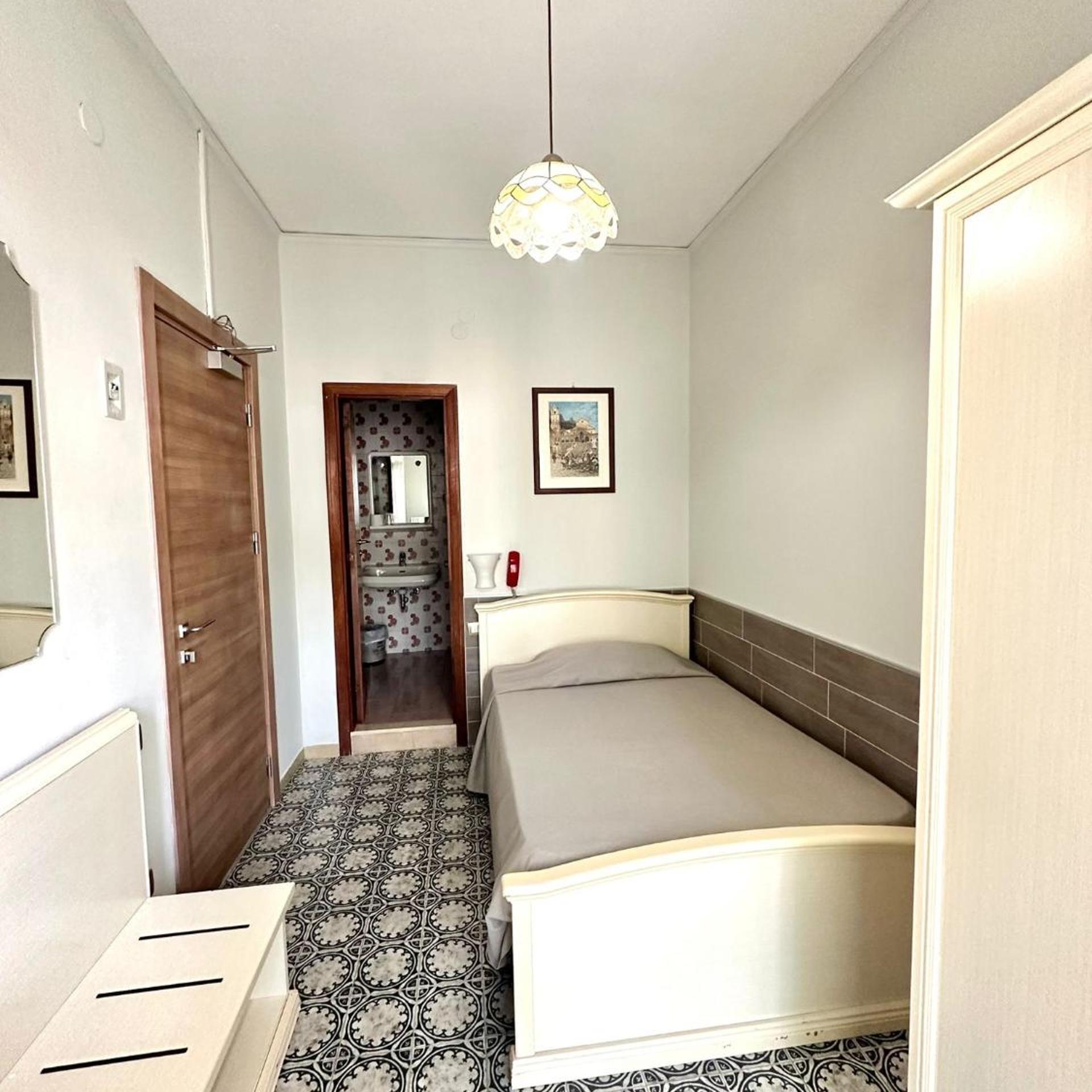 ROOM, SINGLE