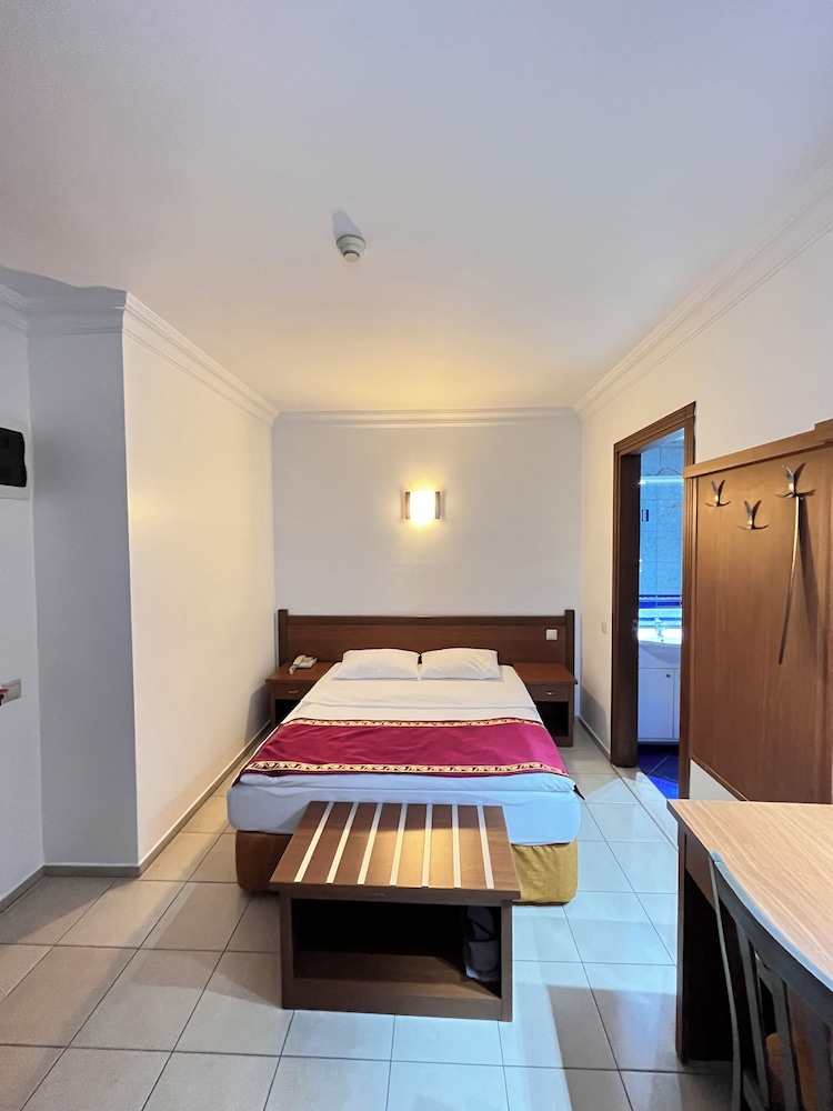 ECONOMY, SINGLE, QUEEN BED