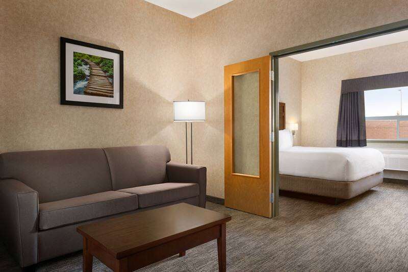 Days Inn and Suites by Wyndham Brooks 26/34