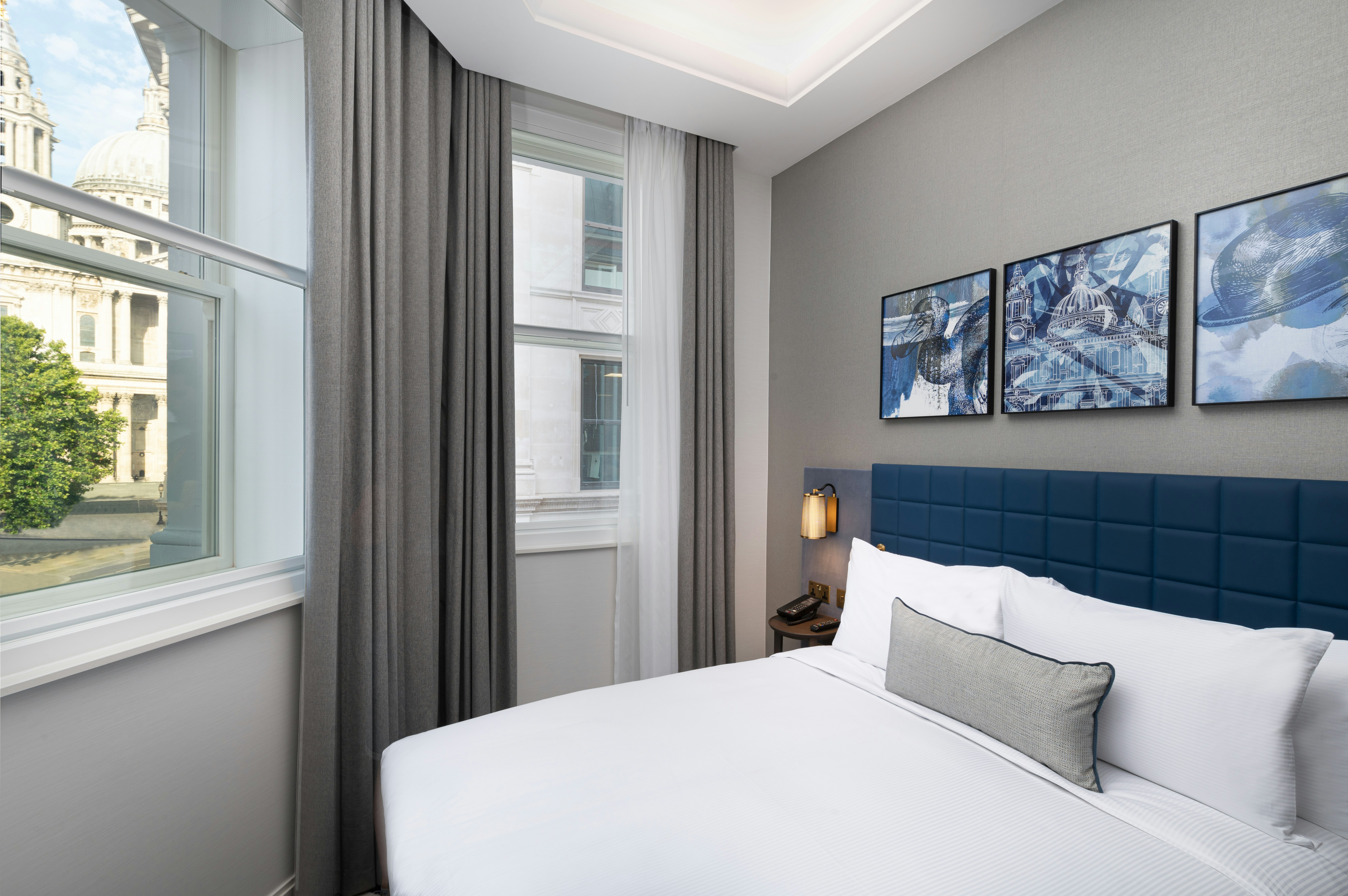 GUEST ROOM, KING BED