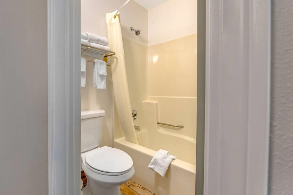 Room, 2 Queen Beds, Pool Side، Quality Inn Mauston I-90 5/10