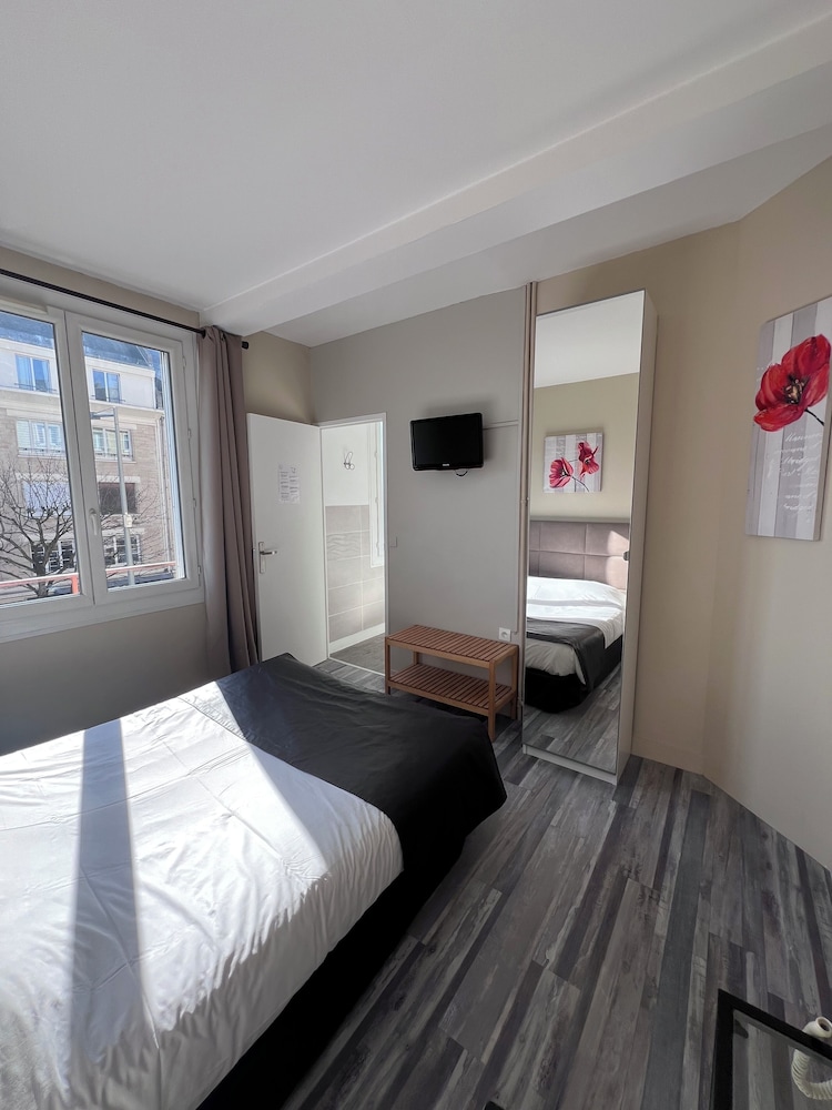 L Univers Hotel 7/41