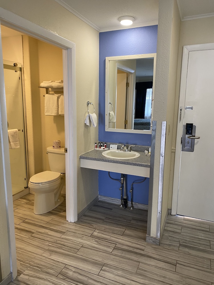 Beacon Inn and Suites 29/40