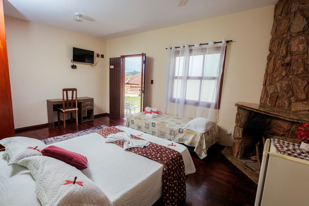 غرفة بسرير مزدوج وسريرين منفصلين بشرفة، Chateau Palace Hotel 4/10